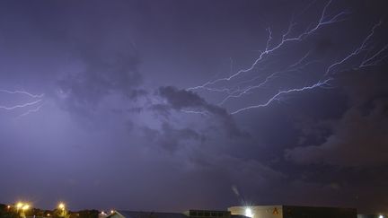 Blitz über dem Stadtrand von Nîmes, 14. September 2006. (CHRISTOPHE SUAREZ / BIOSPHOTO / AFP)