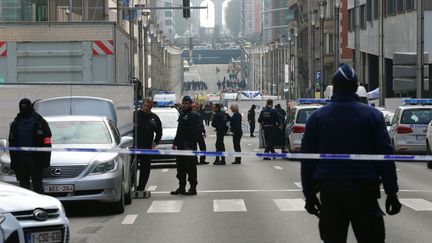 Des policiers maintiennent un périmètre de sécurité autour de la station de métro de Maalbeek, à Bruxelles (Belgique), le 22 mars 2016. (NICOLAS MAETERLINCK / BELGA / AFP)