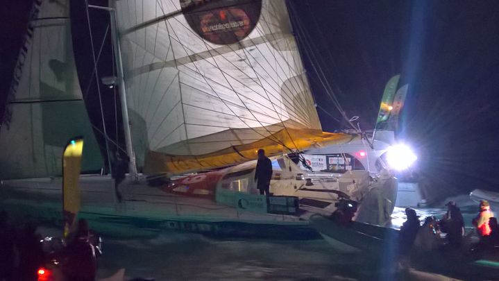 Sébastien Destremau a franchi la ligne d'arrivée du Vendée Globe, dans la nuit du vendredi au samedi 11 mars 2017.&nbsp; (F. MAGNENOU / FRANCEINFO)