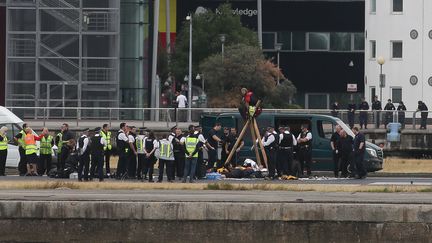 Des manifestants antiracistes devant l'aéroport London City, au Royaume-Uni, mardi 6 septembre 2016. (DANIEL LEAL-OLIVAS / AFP)