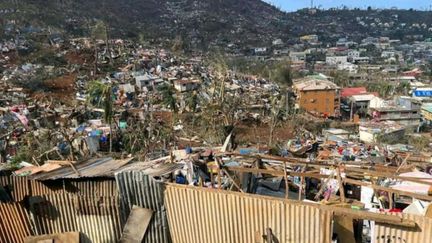 Un bâtiment détruit dans la capitale Mamoudzou après le passage du cyclone Chido à Mayotte, territoire français de l'océan Indien, le 14 décembre 2024. (DANIEL MOUHAMADI / AFP)