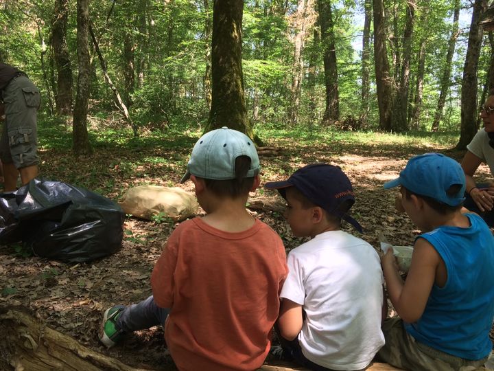 Au centre de loisirs des Mounines, près de Moulins dans l'Allier, les enfants prennent leur pique-nique au frais, dans les bois. (ARIANE GRIESSEL / RADIO FRANCE)