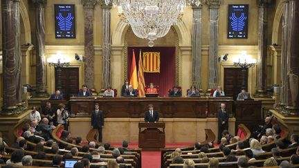 Le président de la Catalogne, Carles Puigdemont, lors d'un discours devant le parlement local, le 10 octobre 2017 à Barcelone. (LLUIS GENE / AFP)