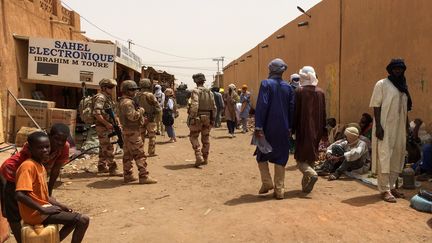 Des soldats de la force Barkhane patrouillent sur le marché de Ménaka, dans le nord-est du Mali, le 27 juin 2019. (MARIE WOLFROM / AFP)