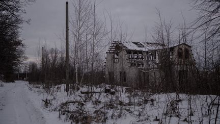 Une maison endommagée dans les environs de Kharkiv (Ukraine), le 10 janvier 2024. (OZGE ELIF KIZIL / ANADOLU / AFP)