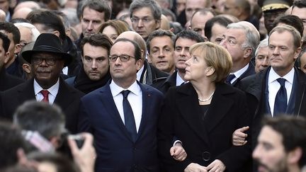 Nicolas Sarkozy au troisi&egrave;me rang de la "marche r&eacute;publicaine" du 11 janvier 2015, derri&egrave;re Fran&ccedil;ois Hollande,&nbsp;Angela Merkel (au premier rang) et Manuel Valls (au second). (ERIC FEFERBERG / AFP)