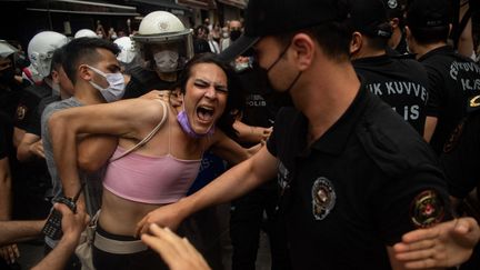 Des manifestants interpellés par la police lors de la Marche des fiertés à Istanbul (Turquie), le 26 juin 2021. (BULENT KILIC / AFP)