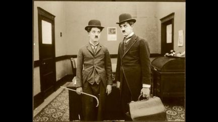 Dans &quot;Charlot chef de rayon&quot; (The Floorwalker), le petit homme enchaine les gags dans un grand magasin.
 (Musée de l’Élysée, Lausanne)