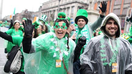 A Dublin (Irlande), les habitants ont d&eacute;fil&eacute; sous la pluie mais avec bonne humeur. (PETER MUHLY / AFP)