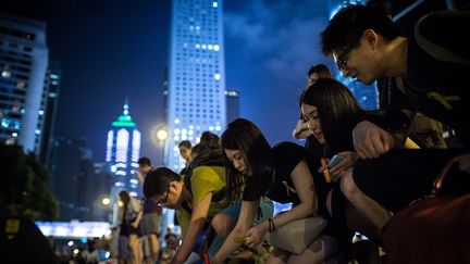 Ils profitent &eacute;galement de la nuit pour pr&eacute;parer les banderoles pour la manifestation du lendemain. (PHILIPPE LOPEZ / AFP)