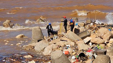 Une opération de recherche et de sauvetage en Libye, le 13 septembre 2023, dans l'espoir de retrouver des survivants à la suite des inondations dévastatrices ayant touché le pays dimanche. (TURKIYE'S DISASTER &AMP; EMERGEN / ANADOLU AGENCY)