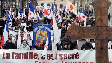 un millier de membres de l'Institut Civitas, proche des catholiques int&eacute;gristes, manifestent contre le projet de loi sur le mariage homosexuel - Paris le 6 avril 2013 (PIERRE ANDRIEU / AFP)