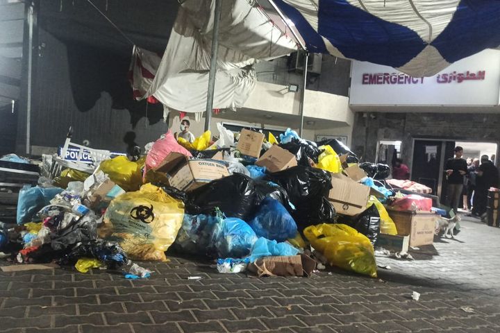 Des sacs destinés à recevoir des déchets médicaux dangereux entassés à l'extérieur de l'hôpital Al-Chifa (bande de Gaza), le 13 novembre 2023. (AL-SHIFA HOSPITAL / ANADOLU)