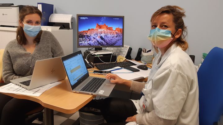 Pauline Novis (à gauche) et le docteur Adrienne Reix (à droite) sont dans la pièce où elles travaillent à libérer des lits au sein de l'hôpital Saint-Antoine, à Paris, jeudi 13 janvier 2022. (SOLENNE LE HEN / RADIO FRANCE)