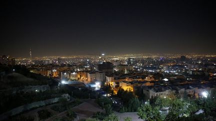 Des traînées lumineuses aux alentours de Téhéran (Iran), après des frappes israéliennes, le 26 octobre 2024. (FATEMEH BAHRAMI / ANADOLU / AFP)