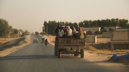 Des civils syriens fuient l'offensive turque contre les forces kurdes, le 9 octobre 2019. (BADERKHAN AHMAD/AP/SIPA)