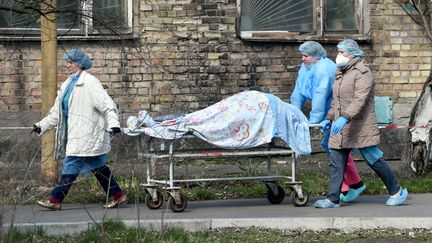 Des membres du personnel hospitalier à Kiev (Ukraine) le 9 avril 2021. Illustration (SERGEI SUPINSKY / AFP)