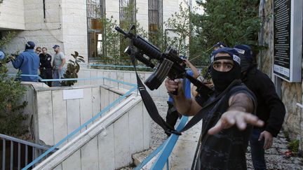 Des policiers isra&eacute;liens autour de la synagogue attaqu&eacute;e &agrave; J&eacute;rusalem (Isra&euml;l), mardi 18 novembre 2014.&nbsp; (RONEN ZVULUN / REUTERS)