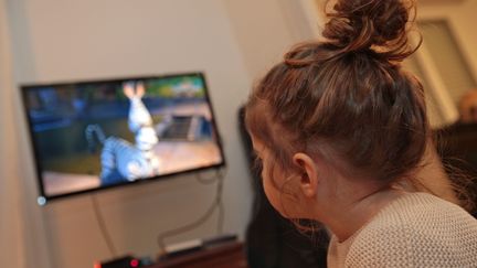 Télévision, internet, jeux vidéo : les enfants passent presqu'autant de temps devant un écran qu'à l'école. Photo d'illustration (FRANCOIS DESTOC / MAXPPP)