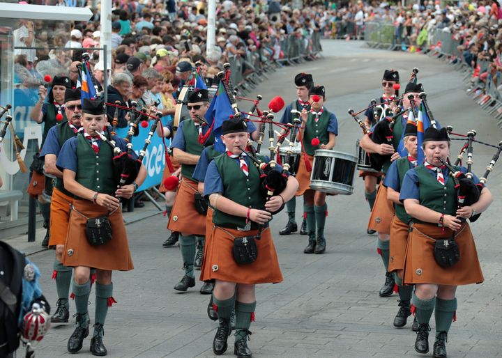 Un pipe band irlandans lors de la grande parade interceltique à Lorient le 4 août 2019 (FRANCOIS DESTOC / MAXPPP)