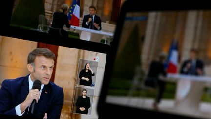 Emmanuel Macron  sur TF1 et France 2 lors de l'interview télévisée à Caen, le 6 juin 2024. (SEBASTIEN BOZON / AFP)