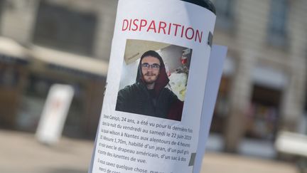 Un avis de recherche pour retrouver Steve Maia Caniço est affiché dans une rue de Nantes (Loire-Atlantique), le 25 juin 2019. (ESTELLE RUIZ / NURPHOTO / AFP)