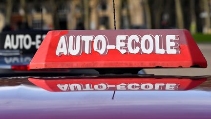 Le logo d'une auto-école, à Bordeaux.&nbsp; (GEORGES GOBET / AFP)