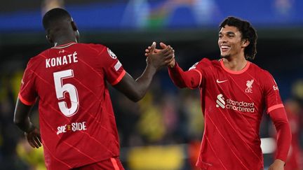 Ibrahima Konaté (gauche) et Trent Alexander-Arnold se félicitent après la victoire de Liverpool sur le terrain de Villarreal, le 3 mai 2022, en demi-finale retour de la Ligue des champions. (PAUL ELLIS / AFP)