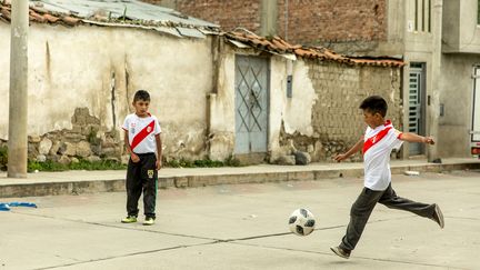 Au&nbsp;Pérou, dont l'équipe nationale participe cette année à la Coupe du monde, le&nbsp;bruit des ballons résonne sur le bitume,&nbsp;des rues de Lima à celles de&nbsp;Huaraz&nbsp;(ci-contre). (MATTHIEU GORISSE-MONDOLONI)