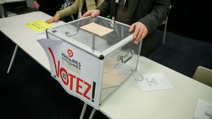 Une urne d'un bureau de vote de la primaire de la gauche, le 9 janvier 2017. (THOMAS PADILLA / MAXPPP)