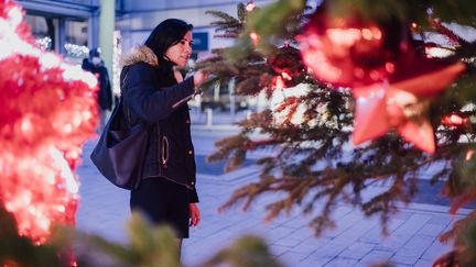 Christelle s'arrête devant un sapin lors d'une promenade avec sa fille de 6 ans dans les rues de Saint-Nazaire (Loire-Atlantique), le 28 novembre 2021. (PIERRE MOREL / FRANCEINFO)