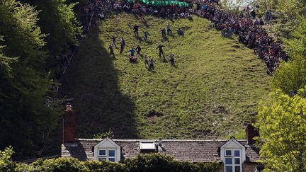 Les participants &agrave; la course annuelle au fromage de Gloucester s'&eacute;lancent du haut de la colline &agrave; Brockworth (Royaume-Uni), le 27 mai 2013. (MATT CARDY / GETTY IMAGES)