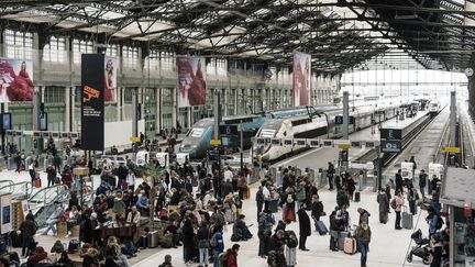 Des Franciliens attendent leur train pour quitter Paris avant le confinement, le 17 mars 2020 à la gare de Lyon. (DENIS MEYER / HANS LUCAS / AFP)