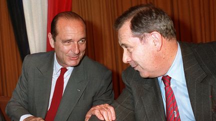 Charles Pasqua (droite) et Jacques Chirac le 19 mai 1988 &agrave;&nbsp;un meeting du RPR &agrave; Paris. (GERARD FOUET / AFP)