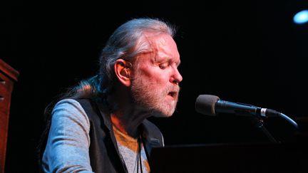 Gregg Allman, sur la scène du Ryam Auditorium de Nashville (Tennessee), en janvier 2015. (TERRY WYATT / GETTY IMAGES NORTH AMERICA)