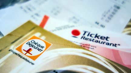 Le ticket restaurant déplafonné en raison de la crise liée au coronavirus (illustration). (PHILIPPE HUGUEN / AFP)