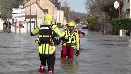 Inondations en Saône-et-Loire : un village encerclé par les eaux (france 2)