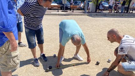 Une partie de pétanque à Cagnes-sur-Mer (Alpes-Maritimes).
 (FANNY LECHEVESTRIER / DIR SPORTS / RADIO FRANCE)