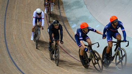 Les Français Donavan Grondin et Benjamin Thomas sur le 50 km Madison, le 16 octobre 2022, au vélodrome de Saint-Quentin-en-Yvelines. (ANNE-CHRISTINE POUJOULAT / AFP)