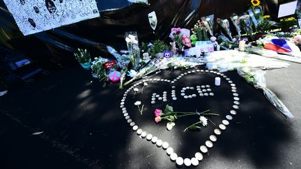 Un mémorial aux victimes de l'attentat à Nice (Alpes-Maritimes) est installé sur la promenade des Anglais, le 16 juillet 2016. (GIUSEPPE CACACE / AFP)