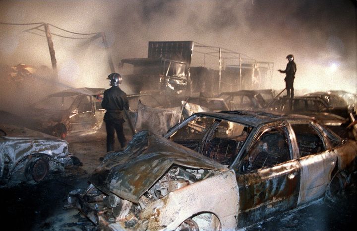 Des pompiers interviennent sur l'accident de l'autoroute A10, pr&egrave;s de Mirambeau (Charente-Maritime), le 11 novembre 1993. (DERRICK CEYRAC / AFP)