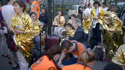 Intervention des secours apr&egrave;s le d&eacute;raillement du Paris-Limoges &agrave; Br&eacute;tigny-sur-Orge (Essonne), le 12 juillet 2013. (MARTIN BUREAU / AFP)