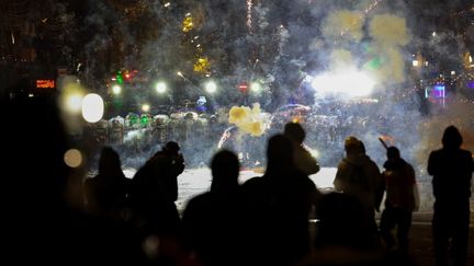 Des manifestants lancent des feux d'artifice en direction de la police lors d'une sixième journée consécutive de manifestations de masse contre le report par le gouvernement des négociations d'adhésion à l'Union européenne jusqu'en 2028, dans le centre de Tbilissi, le 3 décembre 2024. (GIORGI ARJEVANIDZE / AFP)