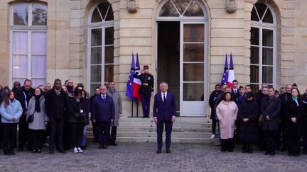 À 11 heures à Paris, le pays s’est figé à l’image d’Emmanuel Macron sur le perron de l’Élysée. Le chef de l’État a respecté une minute de silence en ce jour de deuil national pour les victimes de Chido à Mayotte (Outre-mer). Un message de soutien pour une population qui se sent délaisser 10 jours après le passage ravageur du cyclone.