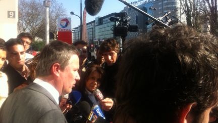 Nicolas Dupont-Aignan lundi 12 mars à une station Total (Paris XIVe) (AB)