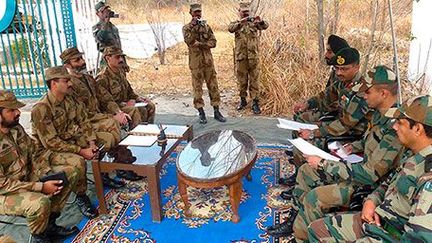 Des responsables militaires indiens et pakistanais, le 14 janvier à Chakan da Bagh, dans la région du Poonch, sur la Ligne de contrôle. Cette ligne de cessez-le-feu  militarisée se trouve à la frontière entre les deux pays. (AFP PHOTO/PIB )