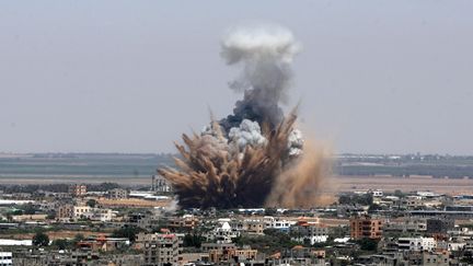 Une gerbe de d&eacute;bris dans le ciel de Gaza, apr&egrave;s une frappe isra&eacute;lienne, le 8 juillet 2014. (EYAD AL BABA / ANADOLU AGENCY / AFP)