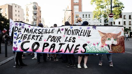 Un rassemblement de soutien organisé à l'appel des Soulèvements de la terre, suite à une première vague d'arrestation, le 7 juin 2023, à Montreuil (Ile-de-France). (GAUTHIER BEDRIGNANS / HANS LUCAS / AFP)