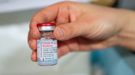 Un flacon du vaccin Moderna contre le Covid-19 à l'hôpital général du Pays de Galles occidental à Carmarthen, au Pays de Galles, le 7 avril 2021. (JACOB KING / AFP)