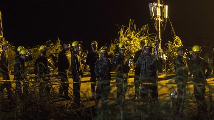 Des soldats thaïlandais arrivent sur les lieux de la cave inondée de Tham Luang (Thaïlande), le 9 juillet 2018. (YE AUNG THU / AFP)